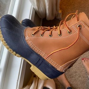 LL Bean navy duck boot. Excellent condition.